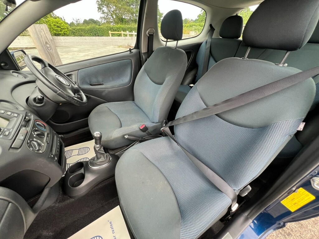 Toyota Yaris  Silver #2