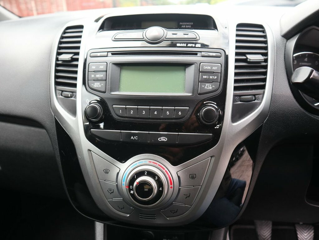 Hyundai Ix20 Style White #11