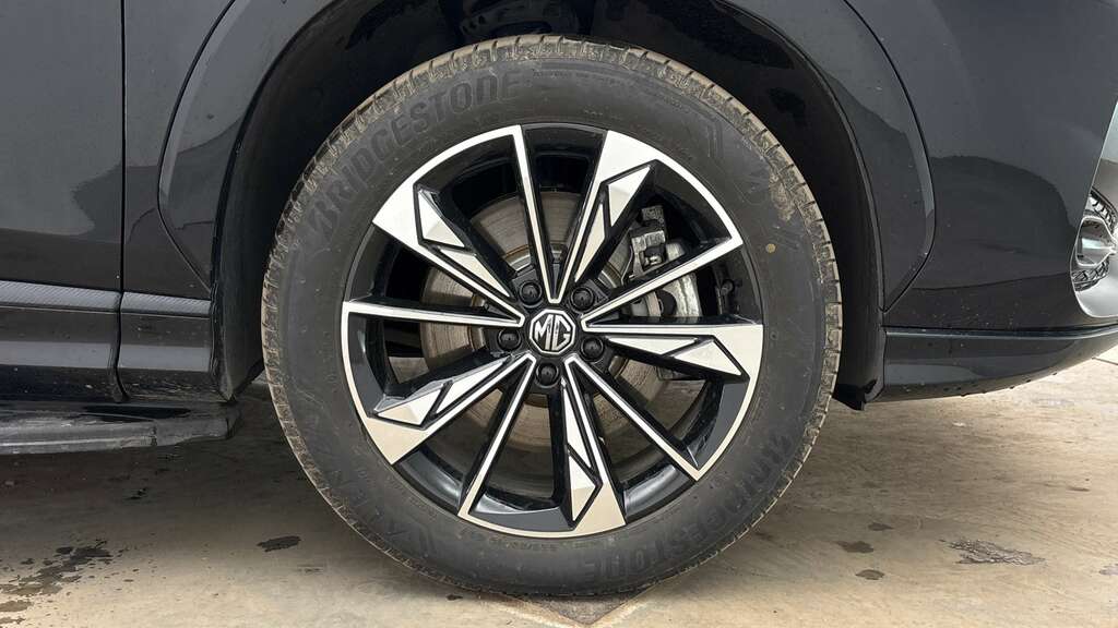 MG HS Trophy Black #6