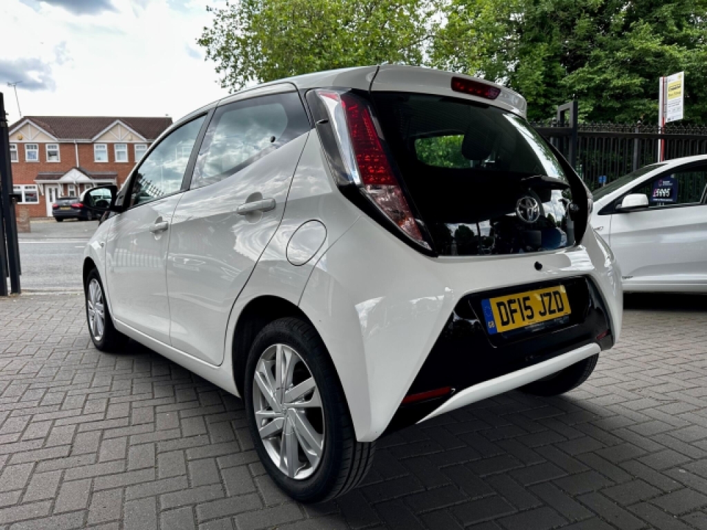 Toyota Aygo 1.0 Vvt-i X-pression White #2
