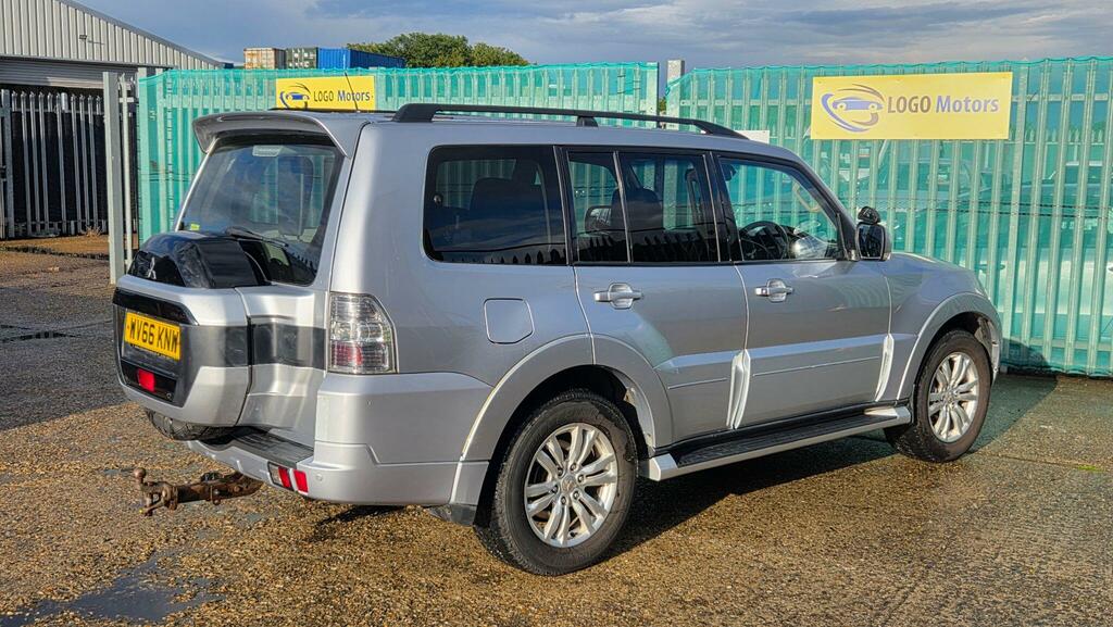 Mitsubishi Shogun Suv White #7