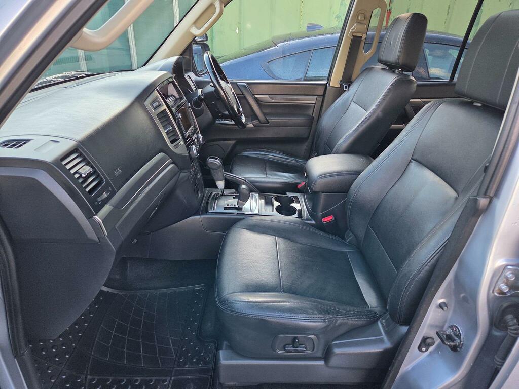 Mitsubishi Shogun Suv White #9