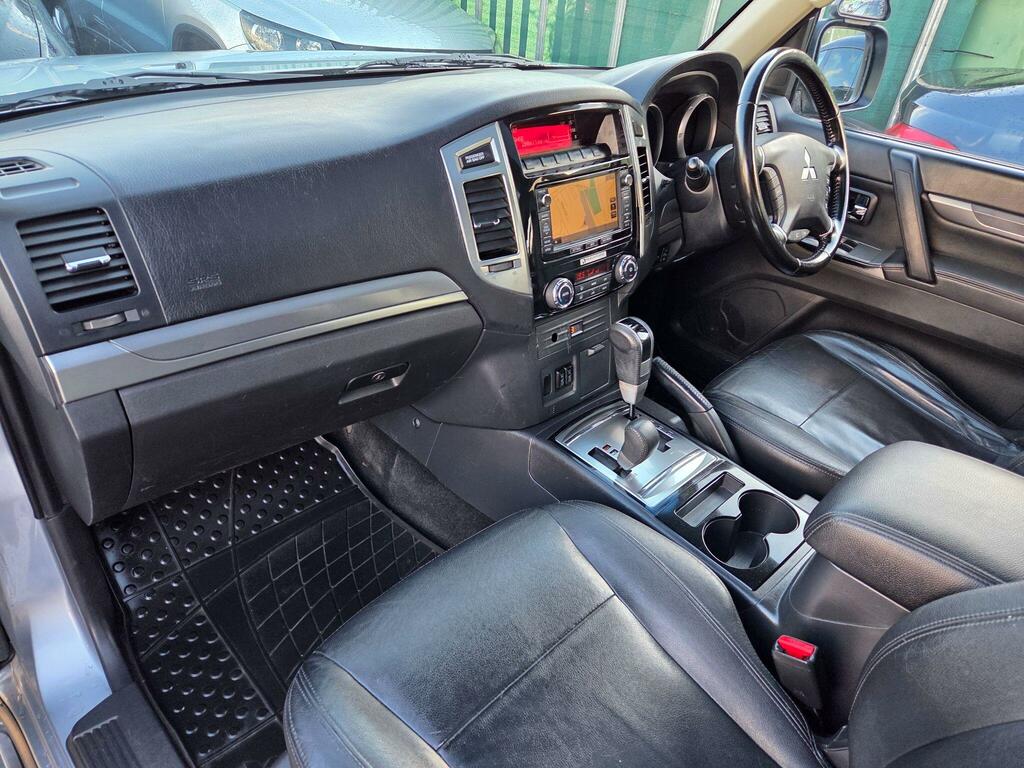 Mitsubishi Shogun Suv White #10