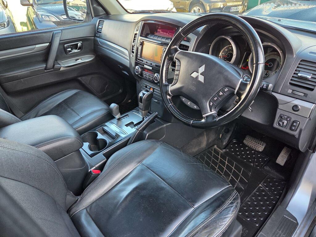 Mitsubishi Shogun Suv White #11
