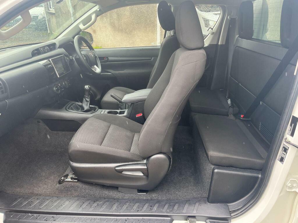 Toyota HILUX Active 4Wd Ecb White #10