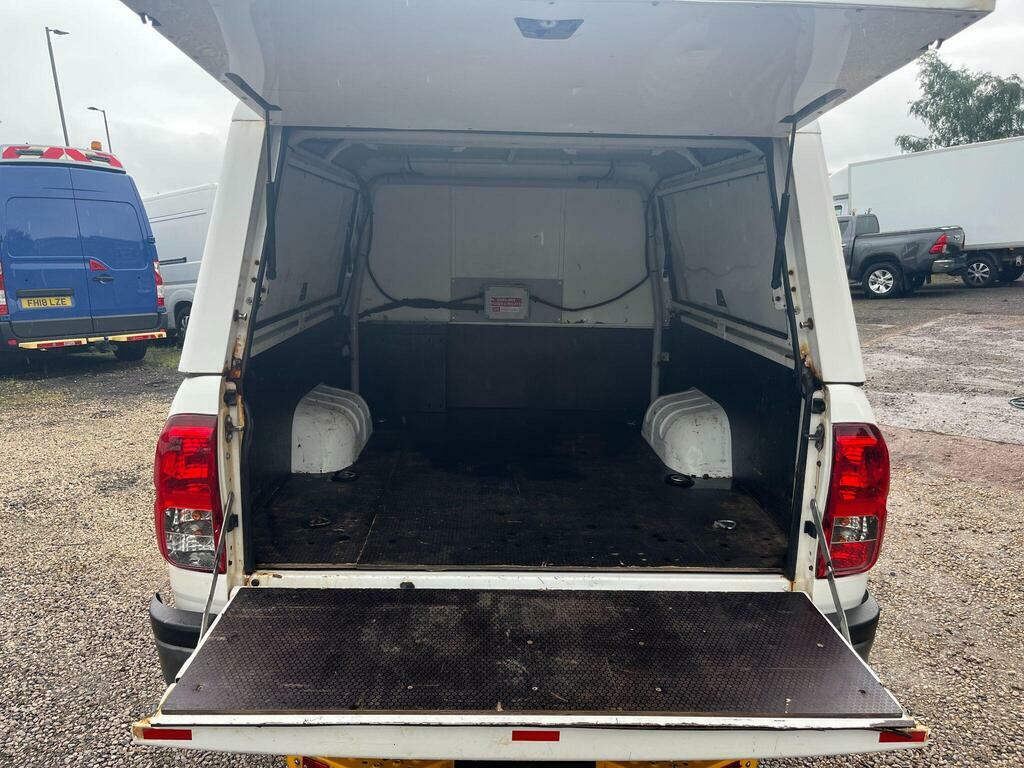 Toyota HILUX 2.4 D-4d Active Pickup Extended Cab White #4