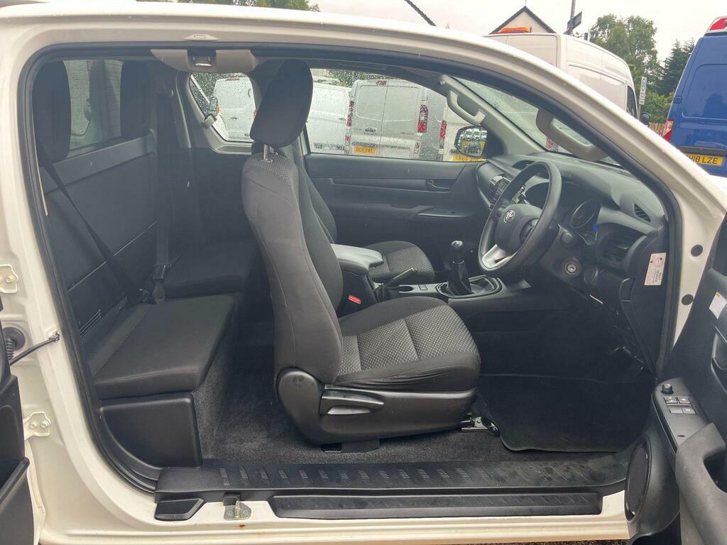 Toyota HILUX Active 4Wd Ecb White #9