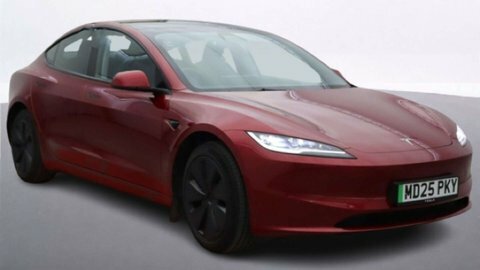 Tesla Model 3 Saloon Red
