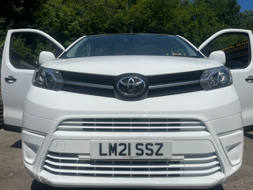 Toyota PROACE D-4d L1 Combi Minibus 9 Seater White