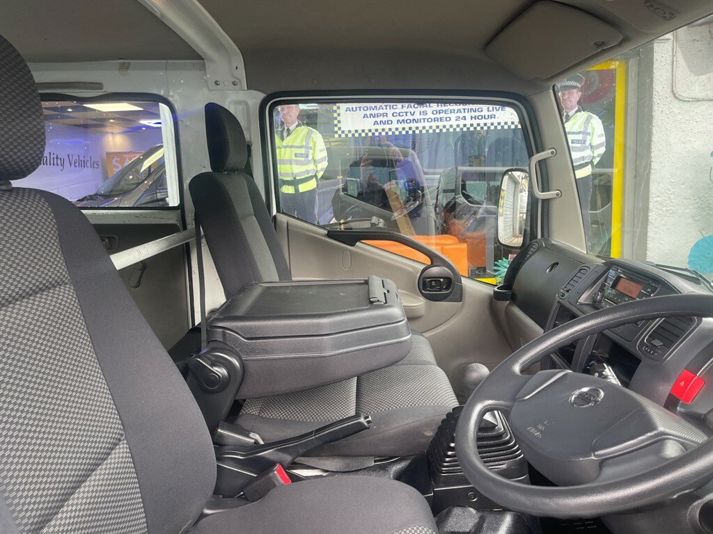 Nissan NT400 Dci 35.13Dropside Crew-cab White #2