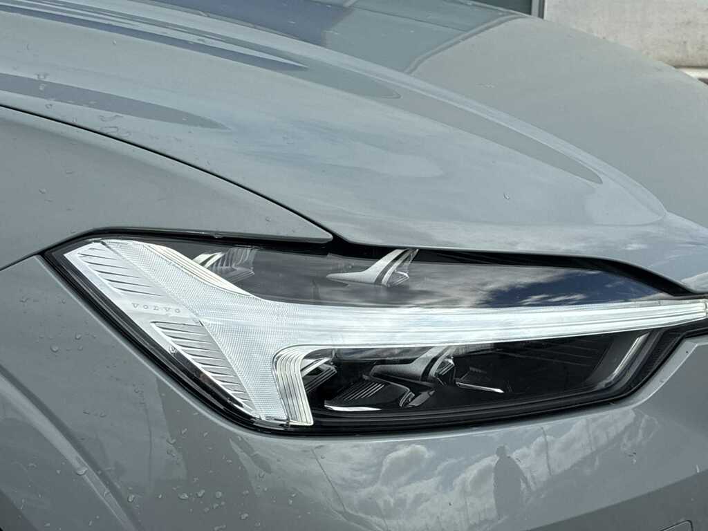 Volvo XC60 2.0 B5p Plus Dark Awd Geartronic SG26MYM Grey #4