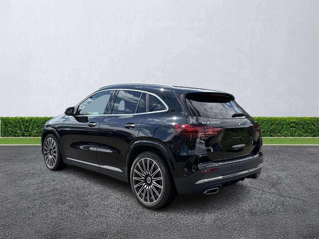 Mercedes-Benz GLA Class Gla 220D 4Matic Amg Line Premium Plus Black #5