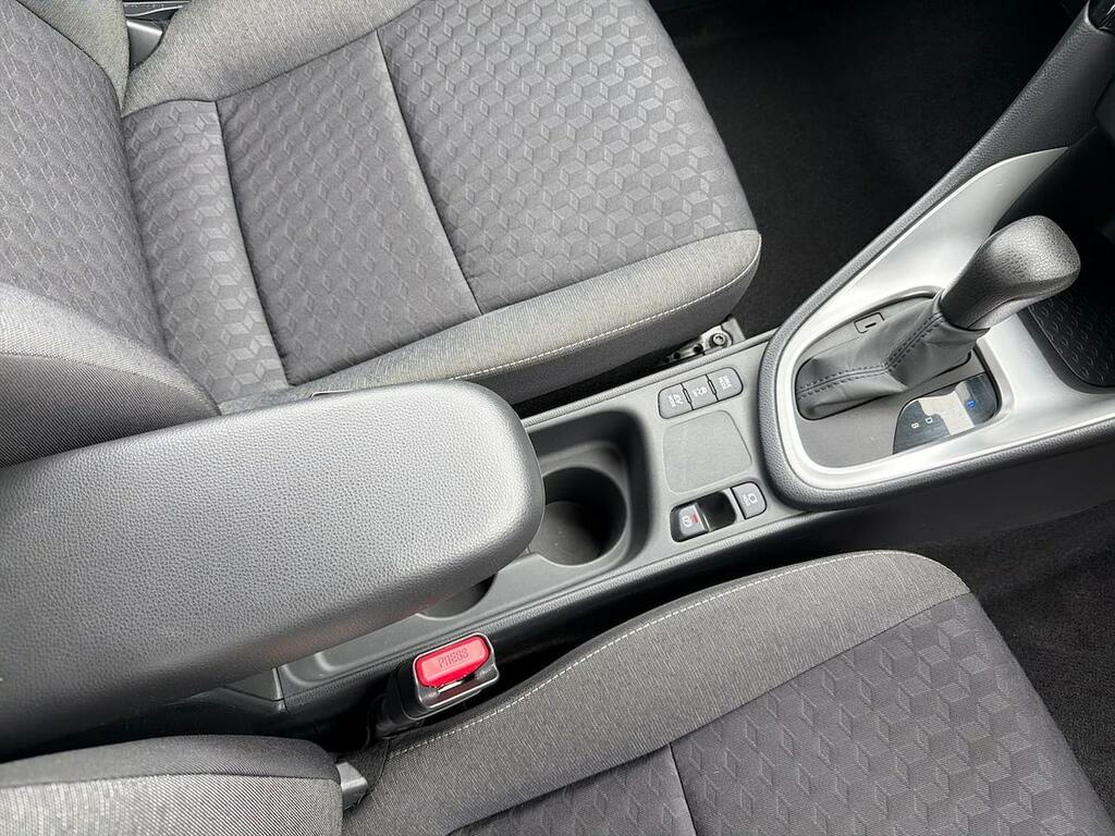Toyota Yaris Excel White #13