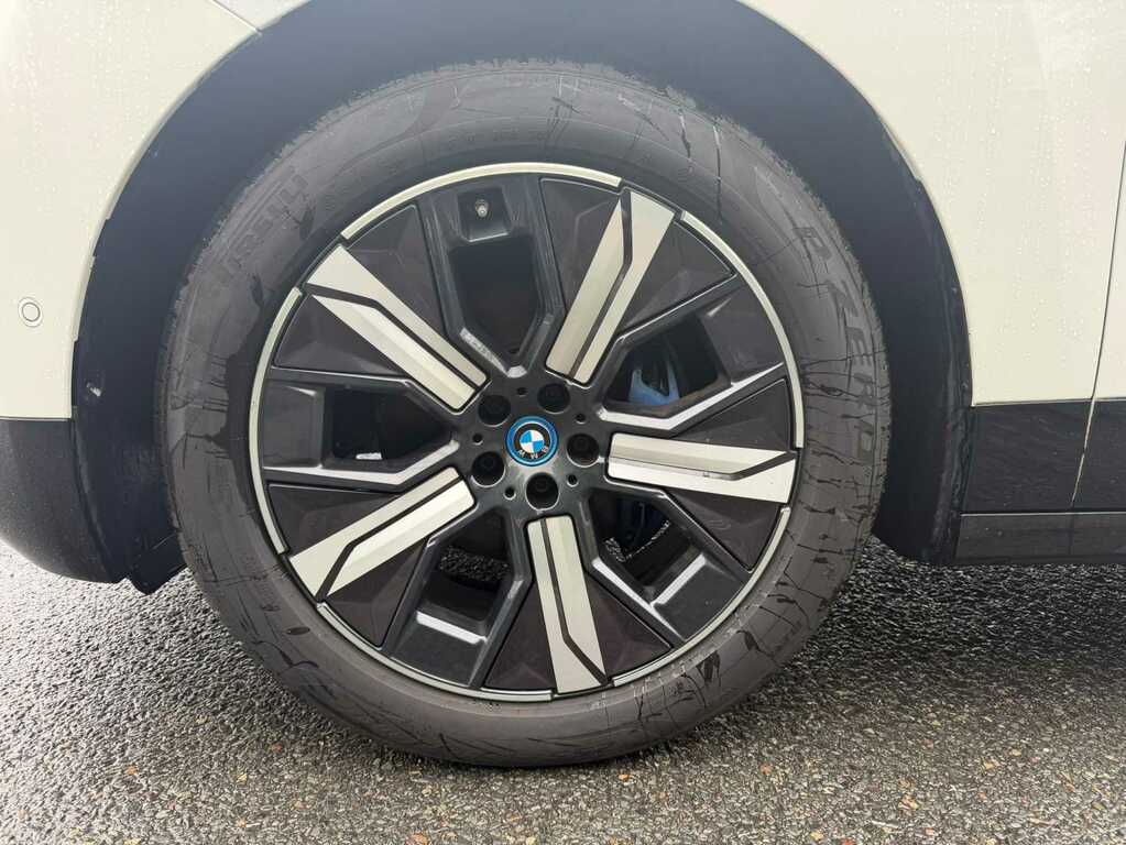 BMW iX 240Kw Xdrive40 M Sport Edition 76.6Kwh NG72BYF White #4