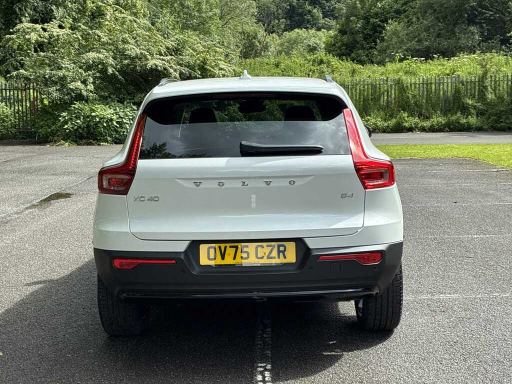 Volvo XC40 2.0 B4p Ultra Dark OV75CZR White #6