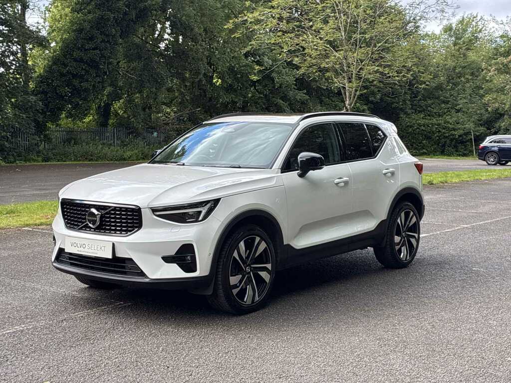 Volvo XC40 2.0 B4p Ultra Dark OV75CZR White #3