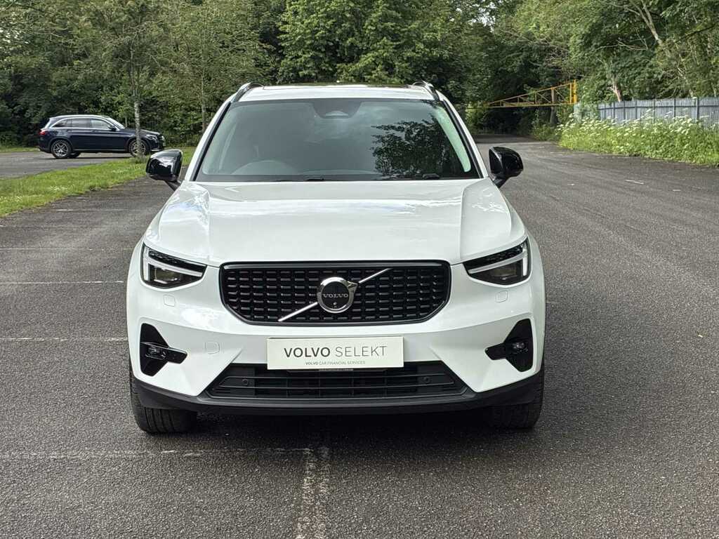 Volvo XC40 2.0 B4p Ultra Dark OV75CZR White #2