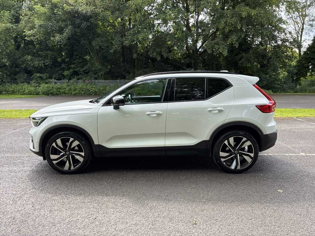 Volvo XC40 2.0 B4p Ultra Dark OV75CZR White #4