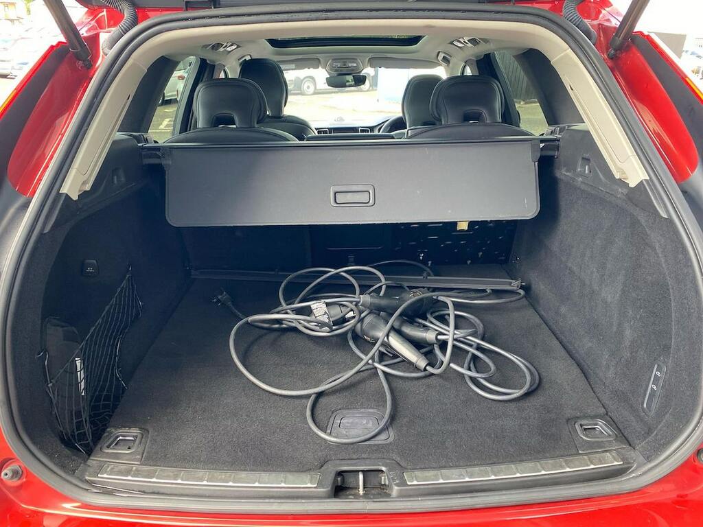 Volvo XC60 B4awd Plus Dark - Heated Seats, Google Grey #17