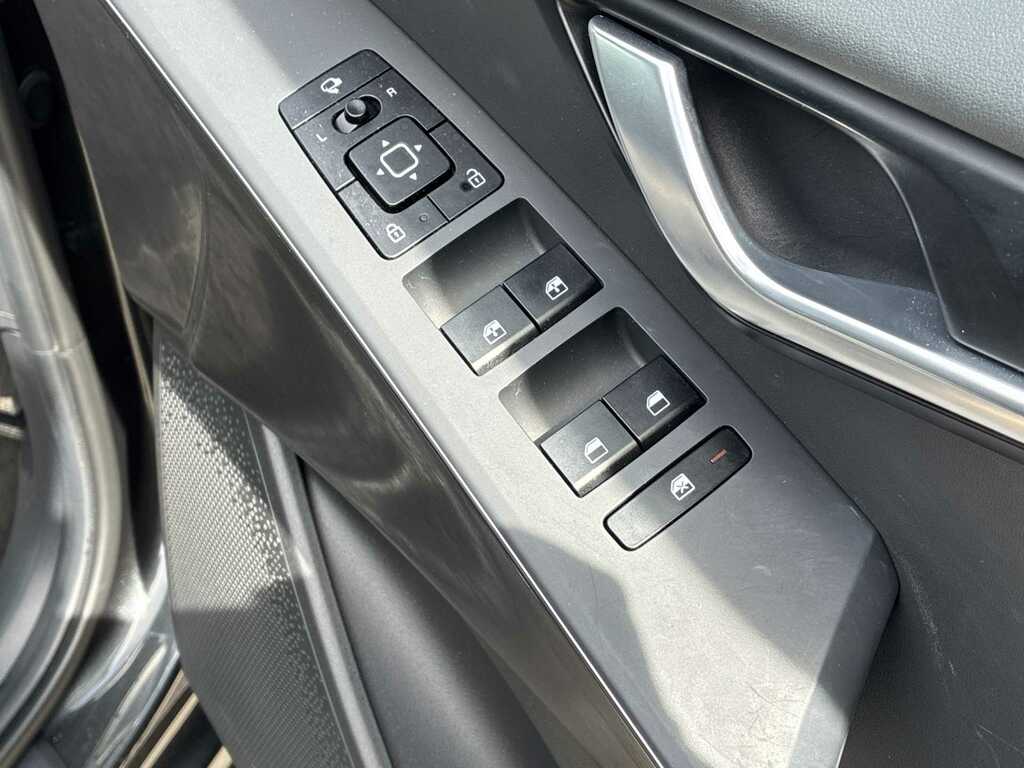 Kia Niro 4 Red #20