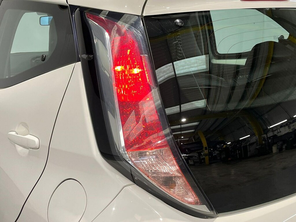 Toyota Aygo Hatchback 1.0 Red #36