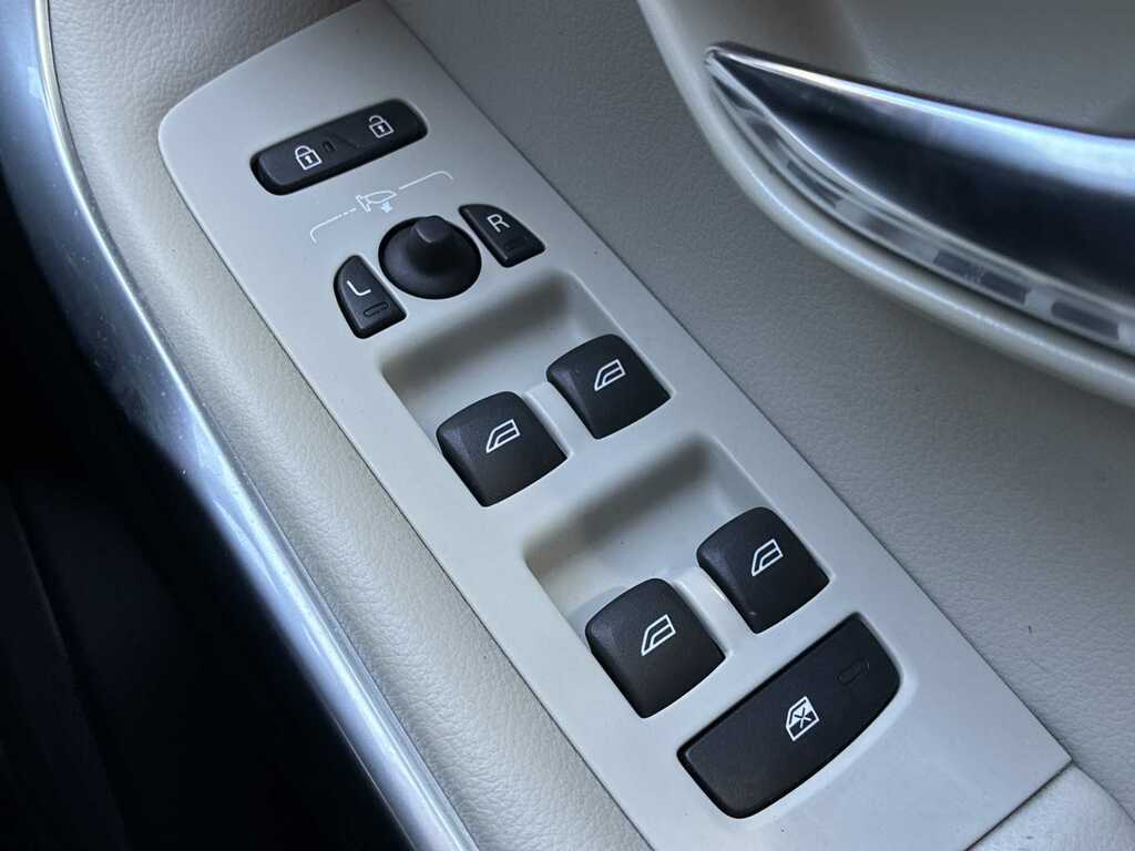 Volvo V40 Hatchback #20
