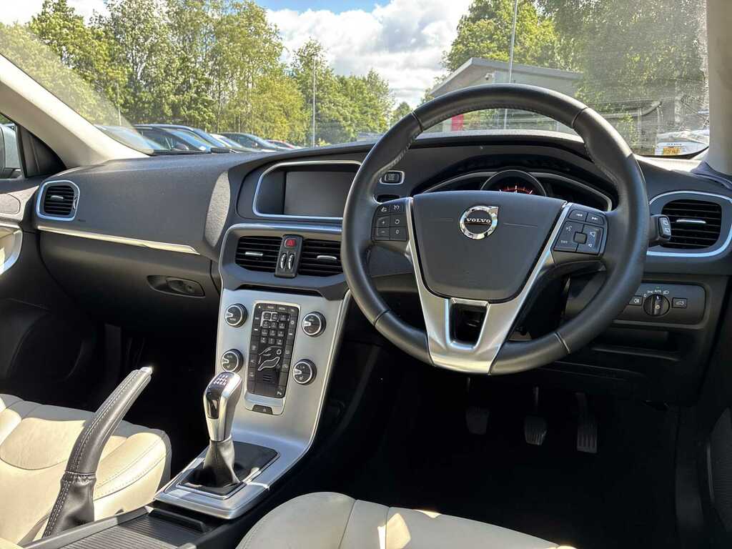 Volvo V40 Hatchback #14