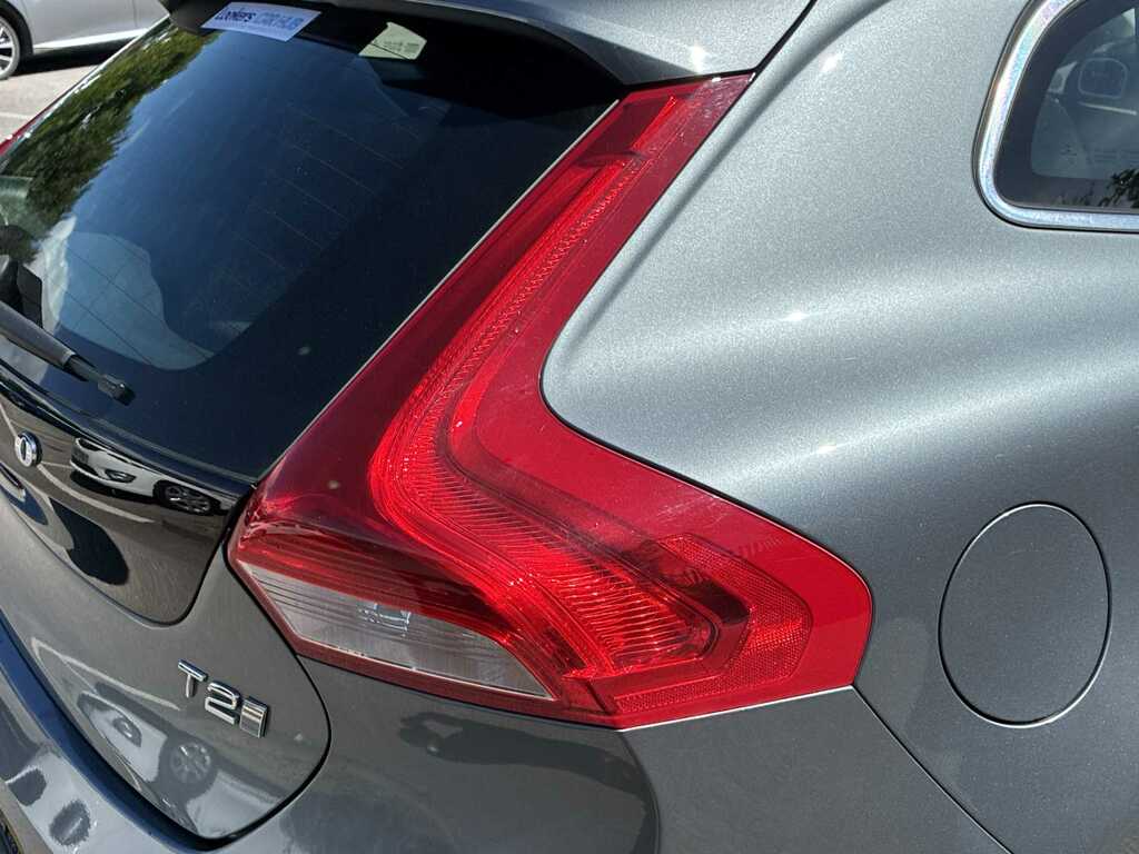 Volvo V40 Hatchback #28
