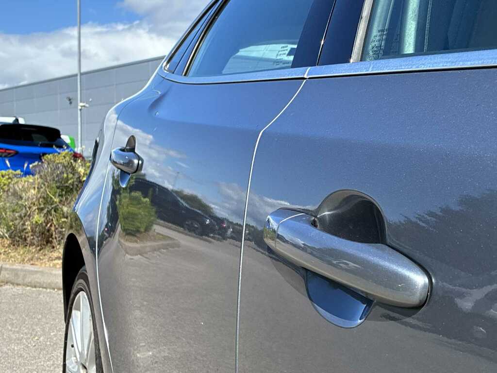 Volvo V40 Hatchback #29