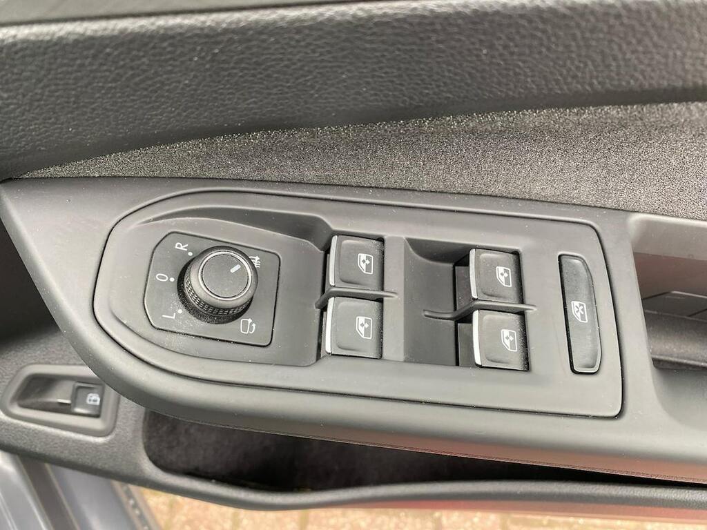 Volkswagen e-Golf 1.5 Tsi Ehybrid 19.7Kwh Match Hatchback Black #21