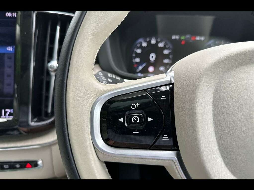 Volvo XC60 Momentum Blue #27