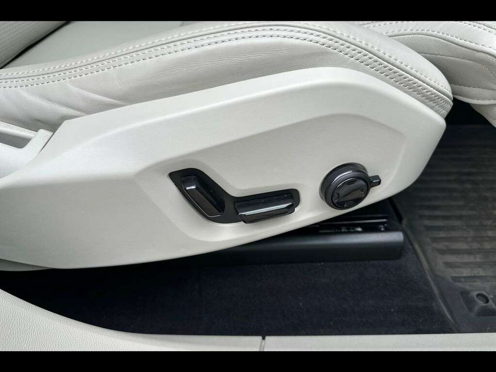 Volvo XC60 Momentum Blue #30