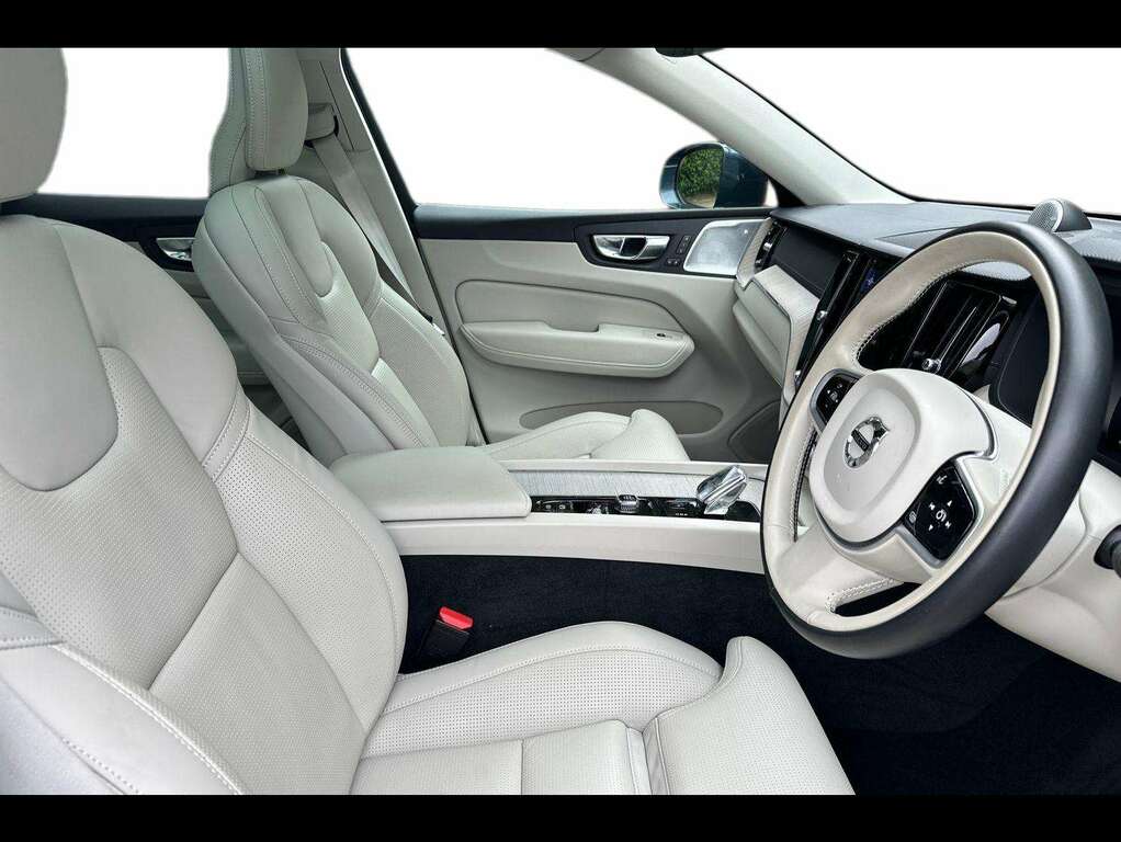 Volvo XC60 Momentum Blue #15