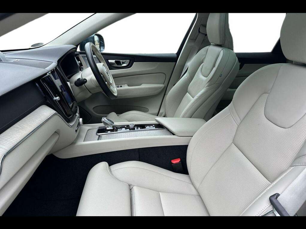 Volvo XC60 Momentum Blue #7