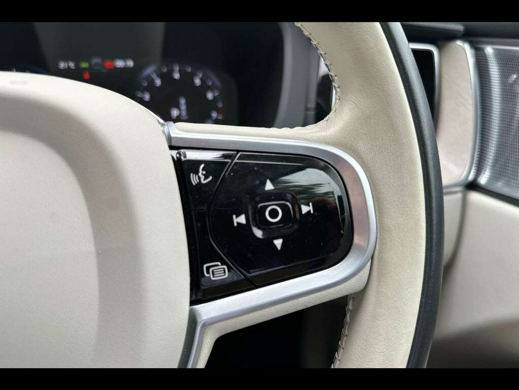 Volvo XC60 Momentum Blue #26