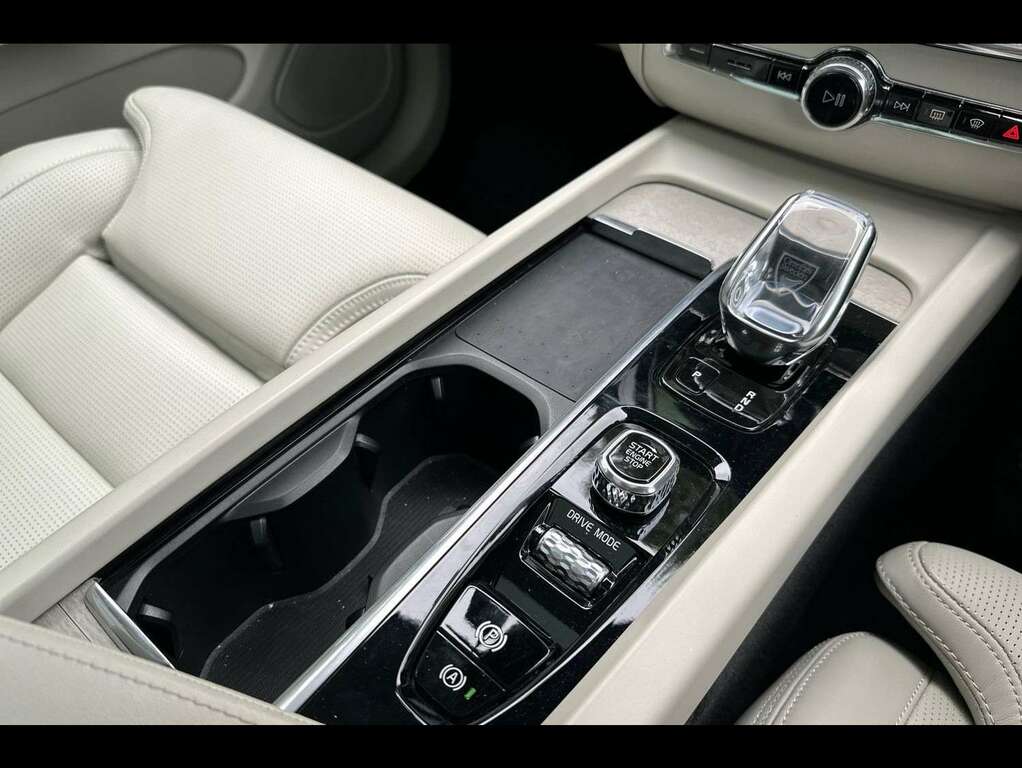 Volvo XC60 Momentum Blue #13