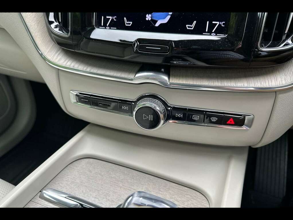 Volvo XC60 Momentum Blue #12