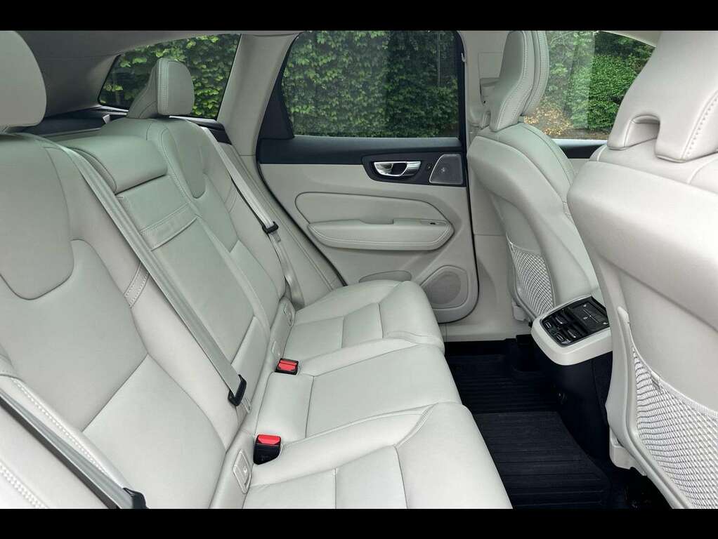 Volvo XC60 Momentum Blue #16