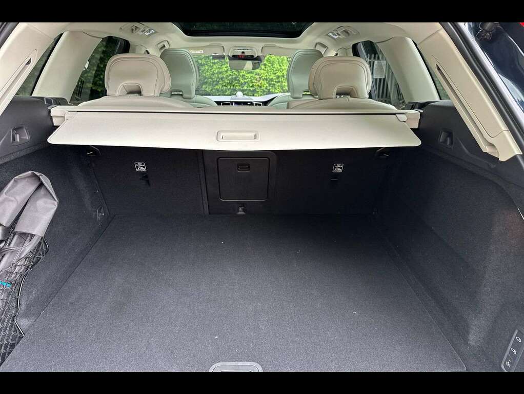 Volvo XC60 Momentum Blue #17