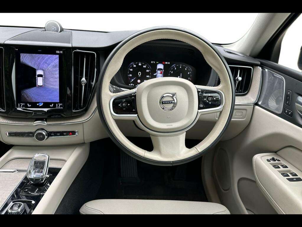 Volvo XC60 Momentum Blue #9