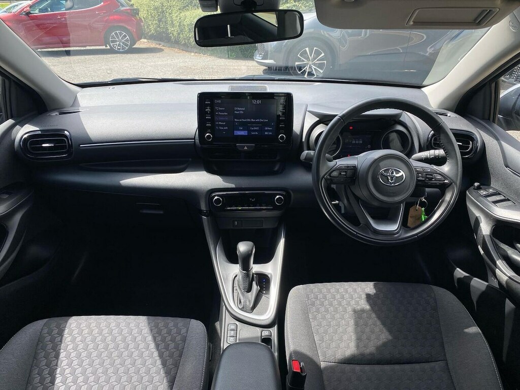 Toyota Yaris Dynamic White #13