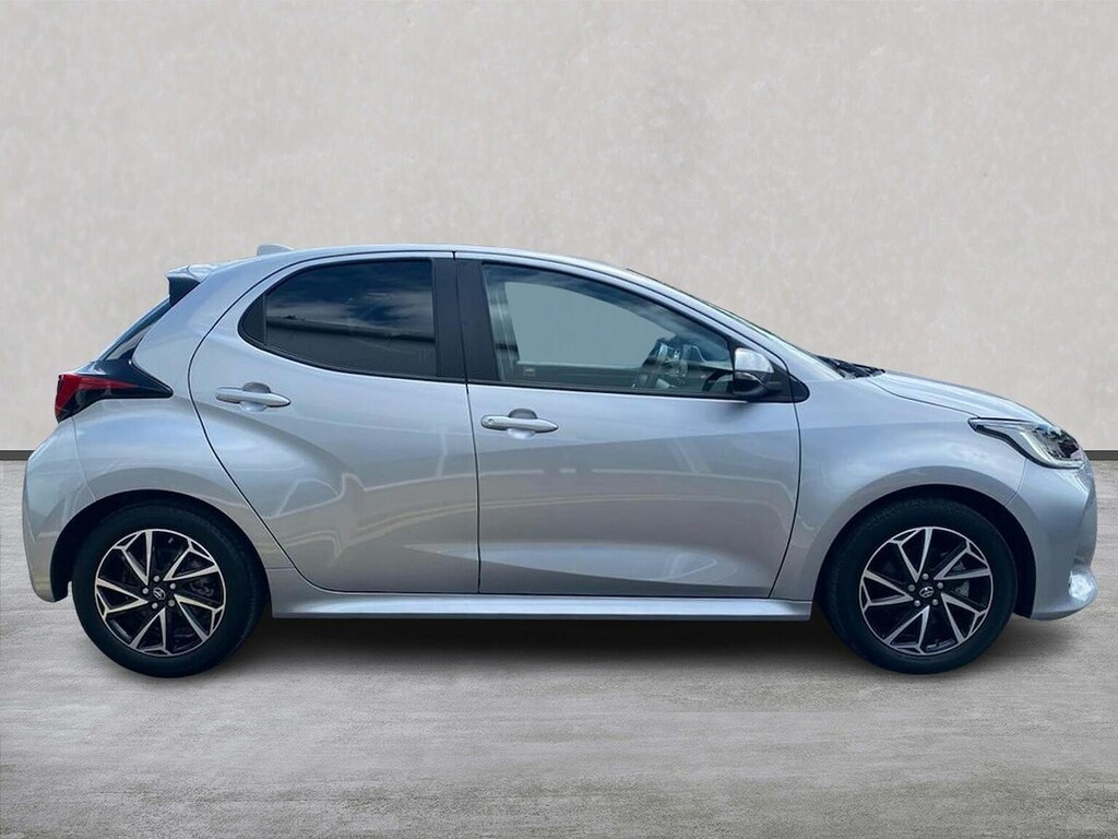 Toyota Yaris Dynamic White #3