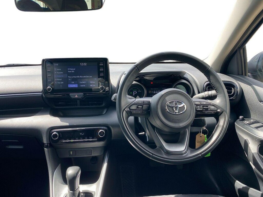 Toyota Yaris Dynamic White #9