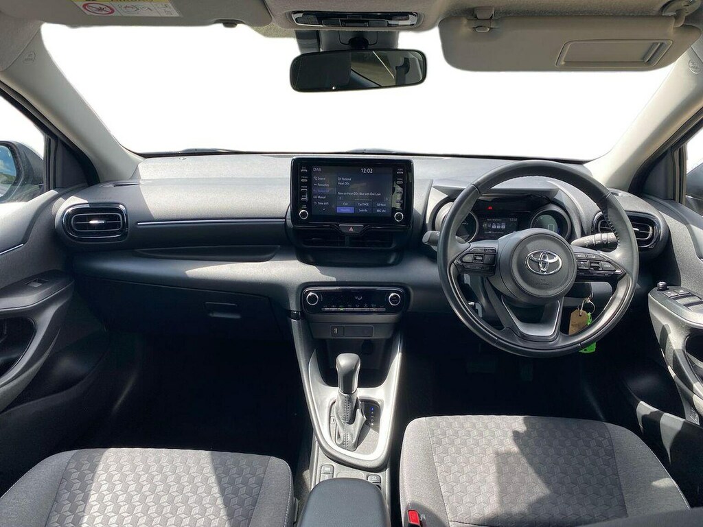 Toyota Yaris Dynamic White #8