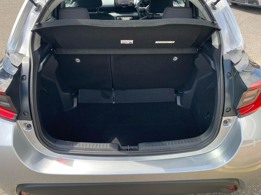 Toyota Yaris Dynamic White #17