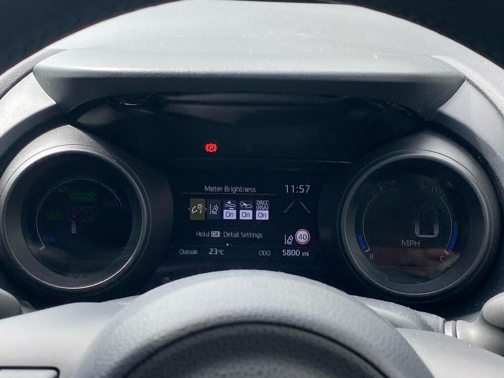 Toyota Yaris Dynamic White #10