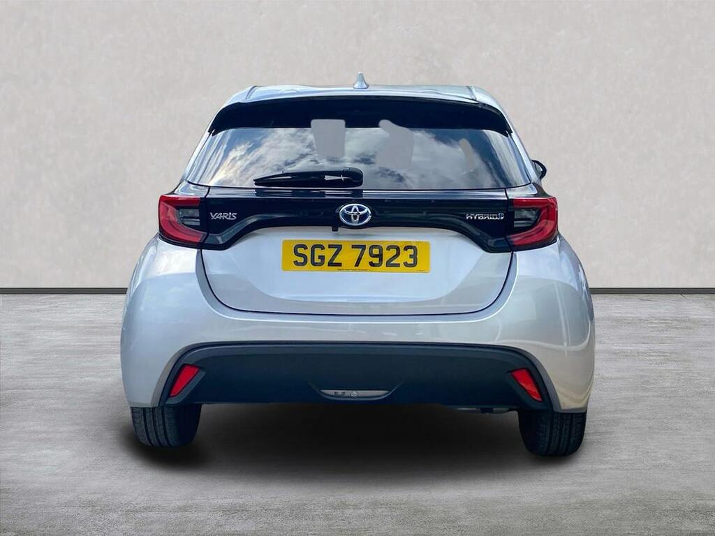Toyota Yaris Dynamic White #4