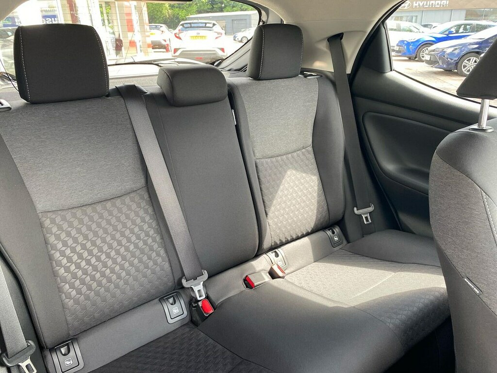 Toyota Yaris Dynamic White #16