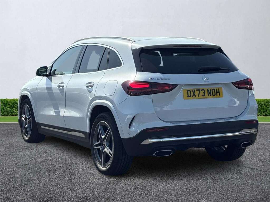 Mercedes-Benz GLA Class Gla 200 Amg Line Executive White #2