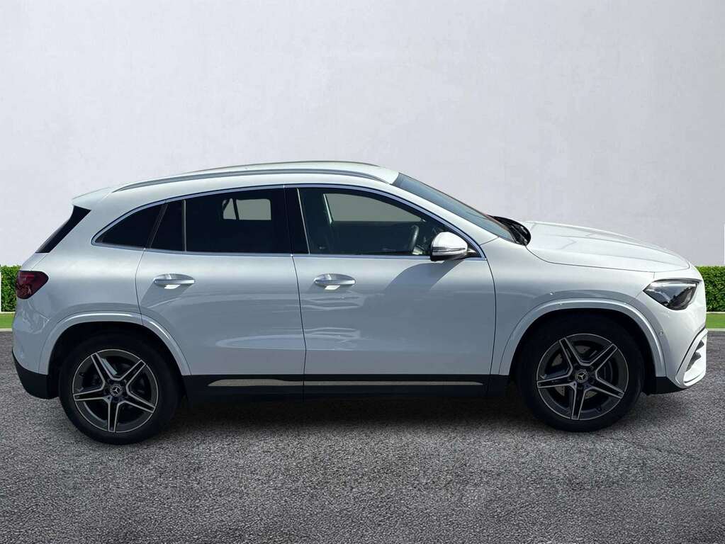 Mercedes-Benz GLA Class Gla 200 Amg Line Executive White #3